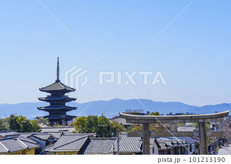 維新の道から望む八坂の塔と京都タワー　春の季節 101213190