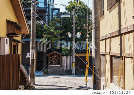 ねねの道　路地を抜けて下河原通りへ抜けるとお地蔵さんがいた 101213227