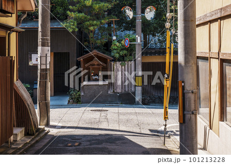 ねねの道　路地を抜けて下河原通りへ抜けるとお地蔵さんがいた 101213228