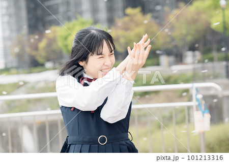 桜と制服の女子高生 桜と制服の女子高生 101213316