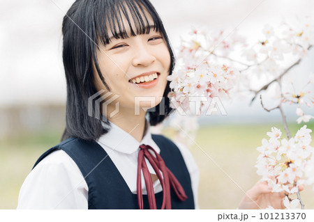 桜と制服の女子高生 101213370