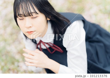 桜と制服の女子高生 桜と制服の女子高生 101213376