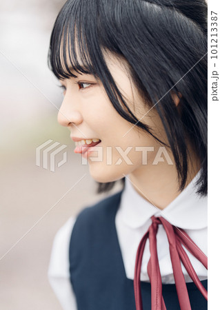 桜と制服の女子高生 101213387