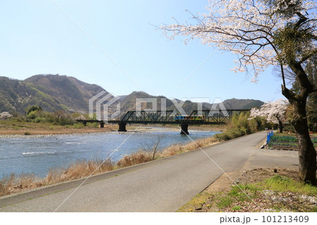 樽見鉄道 ・ 谷汲口駅付近の第一根尾川橋梁【 岐阜県本巣市 】 101213409