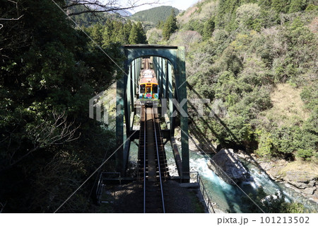 樽見鉄道 ・ 日当駅付近の第六根尾川橋梁【 岐阜県本巣市 】 101213502