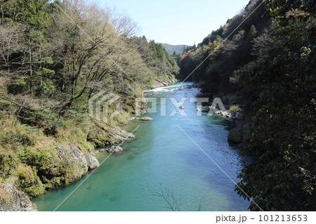 樽見鉄道 ・ 鍋原駅の金山橋からの根尾川橋梁【 岐阜県本巣市 】 101213653