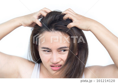 Closeup woman hand itchy scalp, for health care shampoo and beauty product concept Hair care concept 101214120