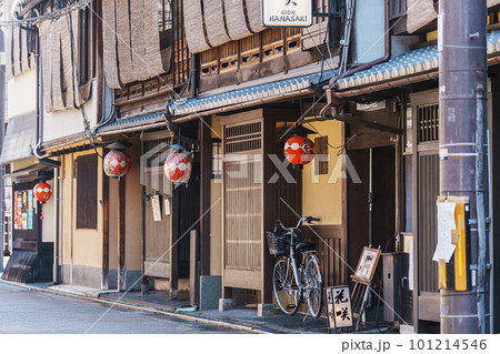 京都祇園の街並み　都をどりの提灯　春 101214546