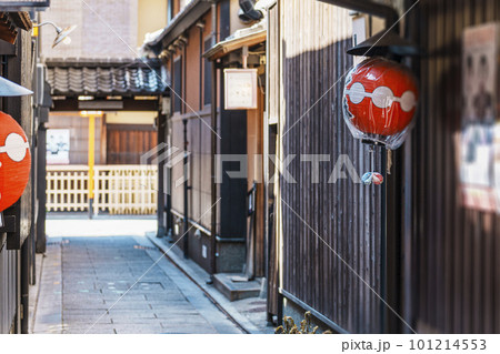 京都祇園の街並み 都をどりの提灯 春 京都祇園の街並み 都をどりの提灯 春 101214553