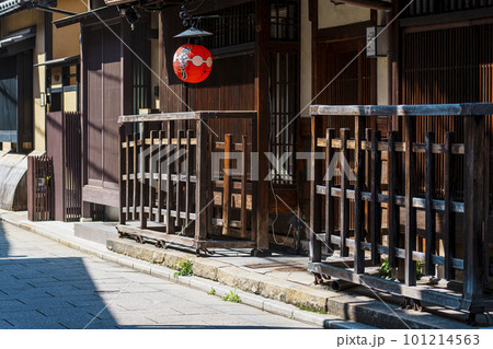 京都祇園の街並み 都をどりの提灯 春 京都祇園の街並み 都をどりの提灯 春 101214563