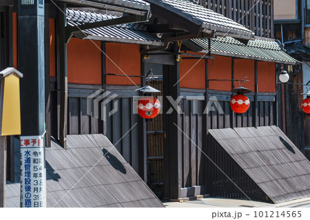 京都祇園の街並み　一力亭　都をどりの提灯　春 101214565