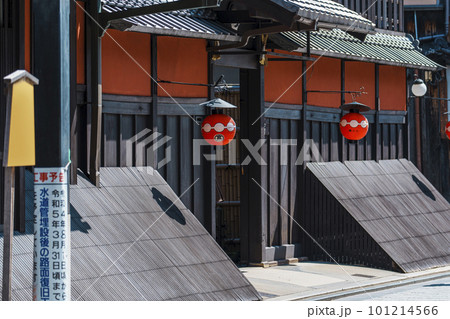 京都祇園の街並み　一力亭　都をどりの提灯　春 101214566