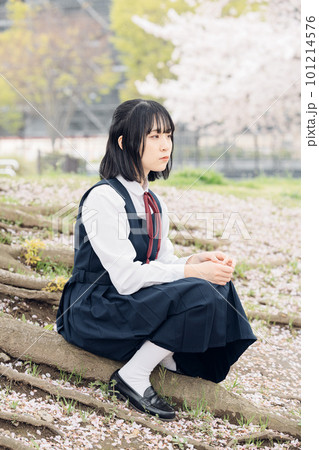 桜と女子高生 桜と女子高生 101214576