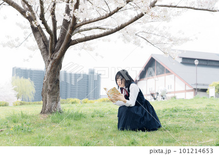 本を読む女子高生 101214653