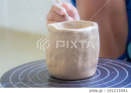 陶芸体験で生地をこねる手 101215081