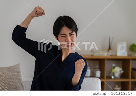 リビングで怒る若い女性 101215517