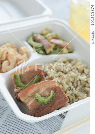 沖縄料理のお持ち帰りのお弁当　縦位置 101215874
