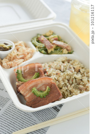 沖縄料理のお持ち帰り弁当　縦位置 101216117