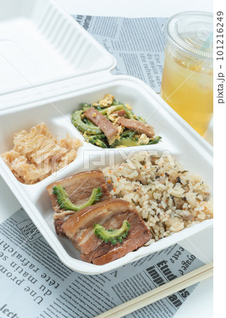 沖縄料理のテイクアウト容器に入ったお弁当 縦位置 沖縄料理のテイクアウト容器に入ったお弁当 縦位置 101216249