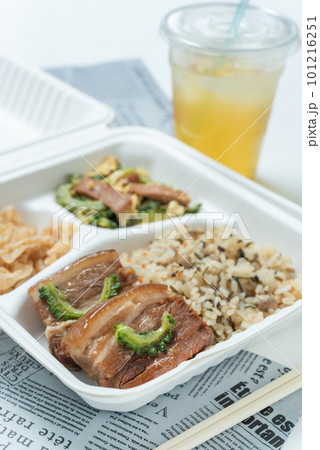 沖縄料理のテイクアウト容器に入ったお弁当　縦位置 101216251