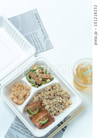 沖縄料理のテイクアウト容器に入ったお弁当 縦位置 沖縄料理のテイクアウト容器に入ったお弁当 縦位置 101216252