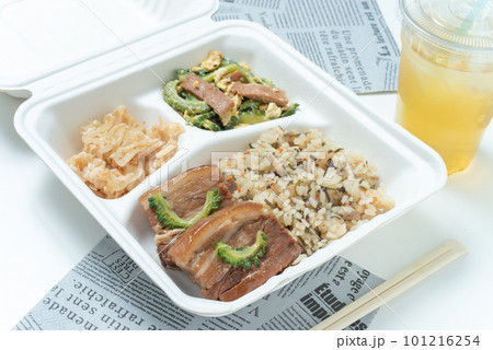 沖縄料理のテイクアウト容器に入ったお弁当 沖縄料理のテイクアウト容器に入ったお弁当 101216254