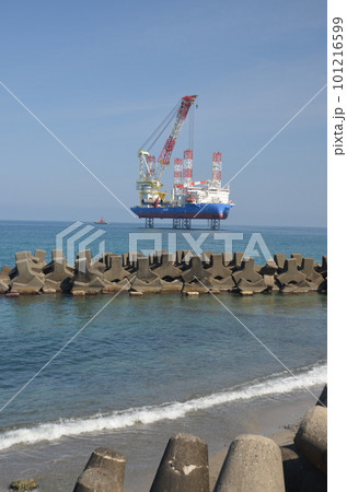 海上風力発電設備の基礎工事をするSEP船 101216599