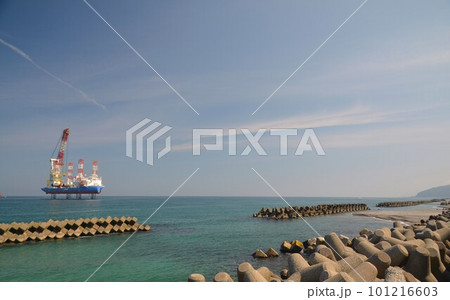 海上風力発電設備の基礎工事をするSEP船 海上風力発電設備の基礎工事をするSEP船 101216603