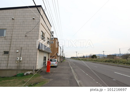 北海道 長万部 丸ポストのある風景(伊勢屋商店前) 北海道 長万部 丸ポストのある風景(伊勢屋商店前) 101216697