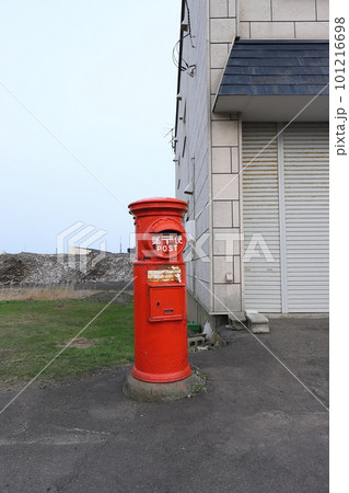 北海道　長万部　丸ポストのある風景（伊勢屋商店前） 101216698