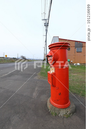 北海道　長万部　丸ポストのある風景（伊勢屋商店前） 101216699