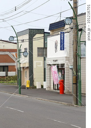 北海道　長万部　丸ポストのある風景（大町・旧加藤商店前） 101216701