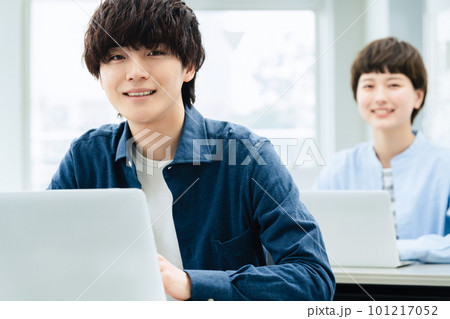 講義を受ける若い男女 講義を受ける若い男女 101217052