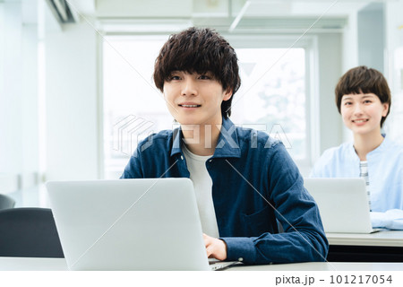講義を受ける若い男女 101217054