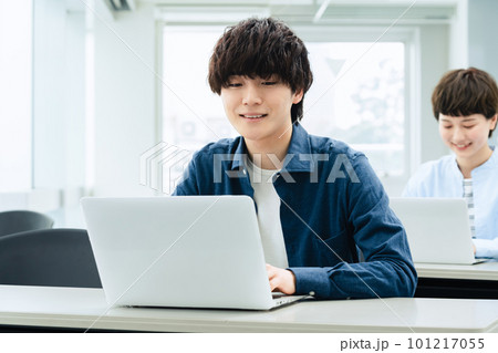 講義を受ける若い男女 講義を受ける若い男女 101217055