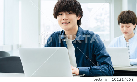 講義を受ける若い男女 講義を受ける若い男女 101217058