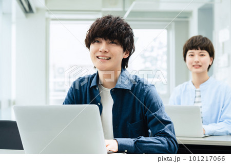講義を受ける若い男女 101217066