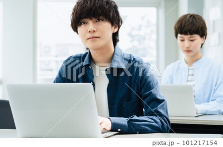 講義を受ける若い男女 101217154