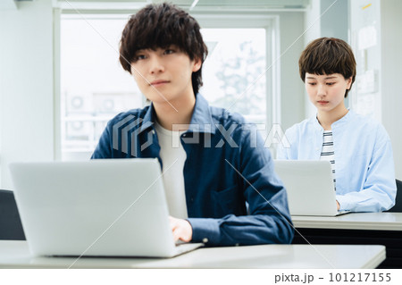 講義を受ける若い男女 講義を受ける若い男女 101217155
