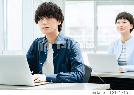 講義を受ける若い男女 講義を受ける若い男女 101217159