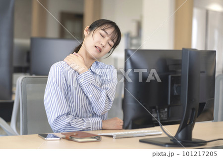 肩こりが辛い女性 肩こりが辛い女性 101217205