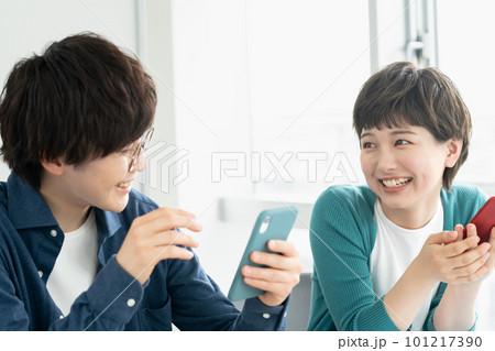 スマホを使う若い男女 スマホを使う若い男女 101217390