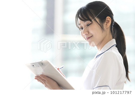 若い女性看護師　若い女性の医療従事者 101217797