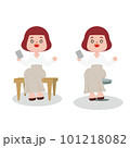 スマホを持った若い女性が椅子に座る 101218082