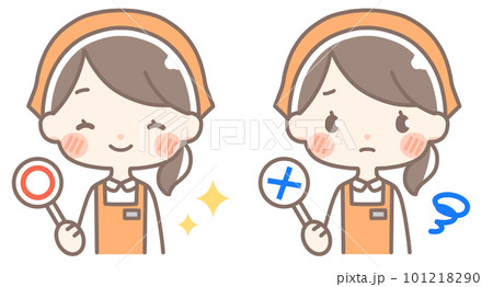 丸とバツの札を持つ店員の女性 101218290