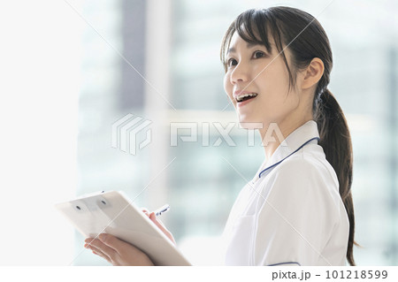 若い女性看護師　若い女性の医療従事者 101218599