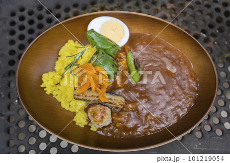 山やキャンプで調理するアウトドアごはん・山ごはん【カレー】 101219054