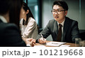 日本のオフィスで働く会社員、会議や打ち合わせ中（generative AI） 101219668