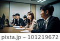 日本のオフィスで働く会社員、会議や打ち合わせ中（generative AI） 101219672