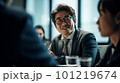 日本のオフィスで働く会社員、会議や打ち合わせ中（generative AI） 101219674